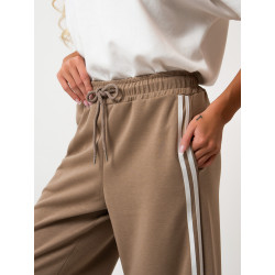 Luźne spodnie dresowe z lampasami