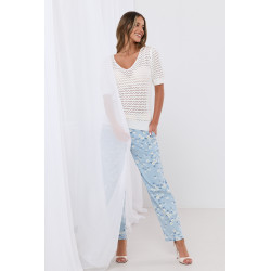 Ażurowy sweter z dekoltem V