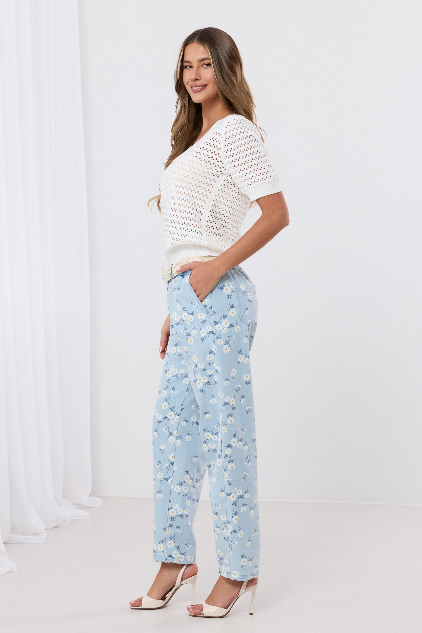 Spodnie w kwiatowy wzór z plecionym paskiem