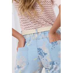 Kwiatowe spodnie z plecionym paskiem