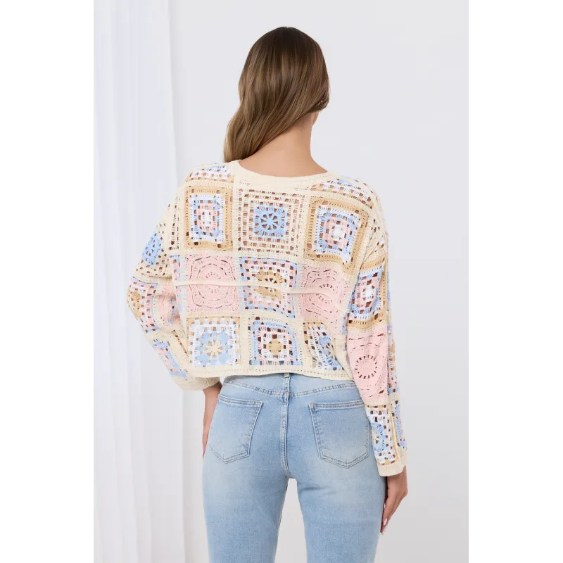 Szydełkowa bluzka typu crop top w stylu boho