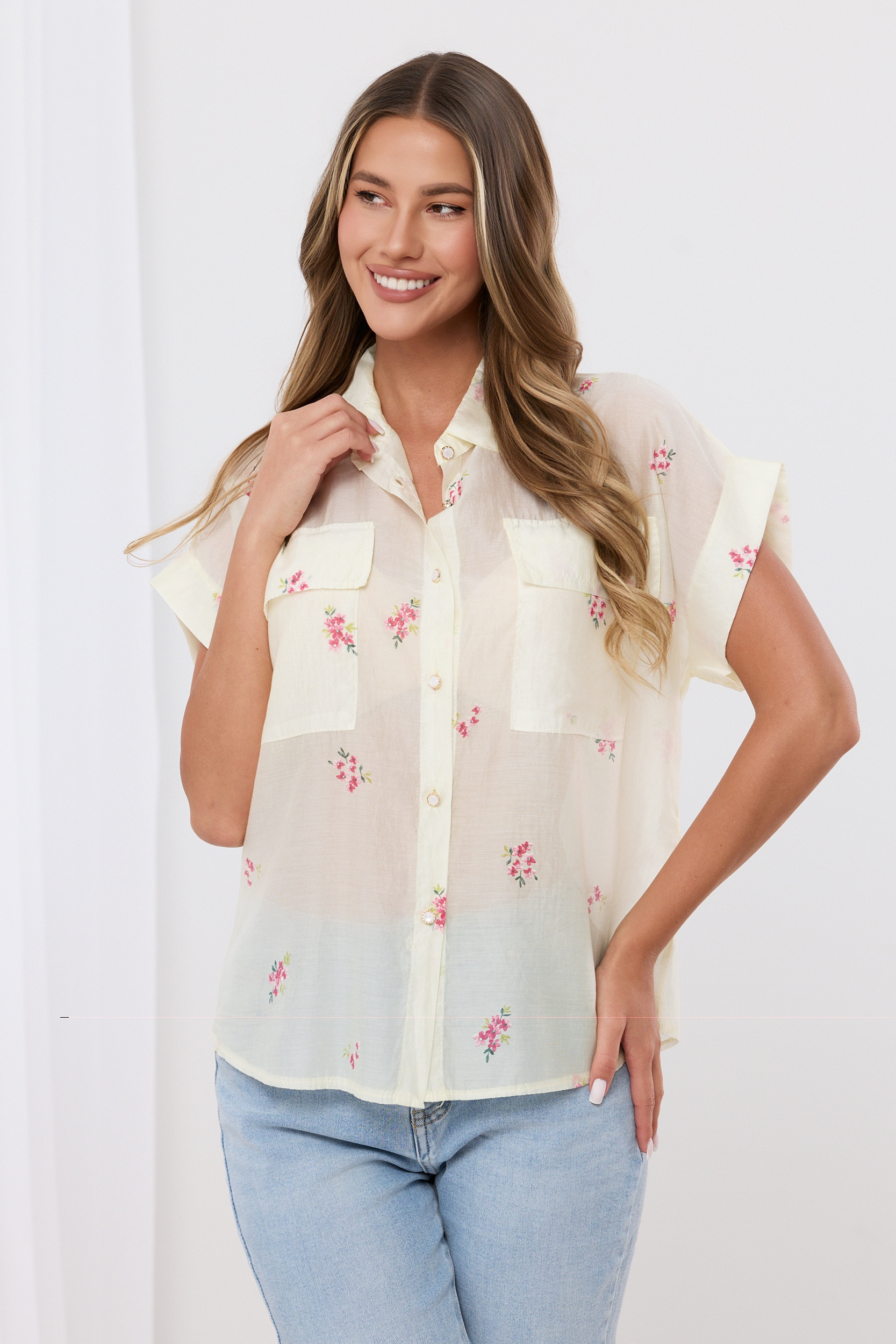 Koszulowa bluzka w drobne kwiaty