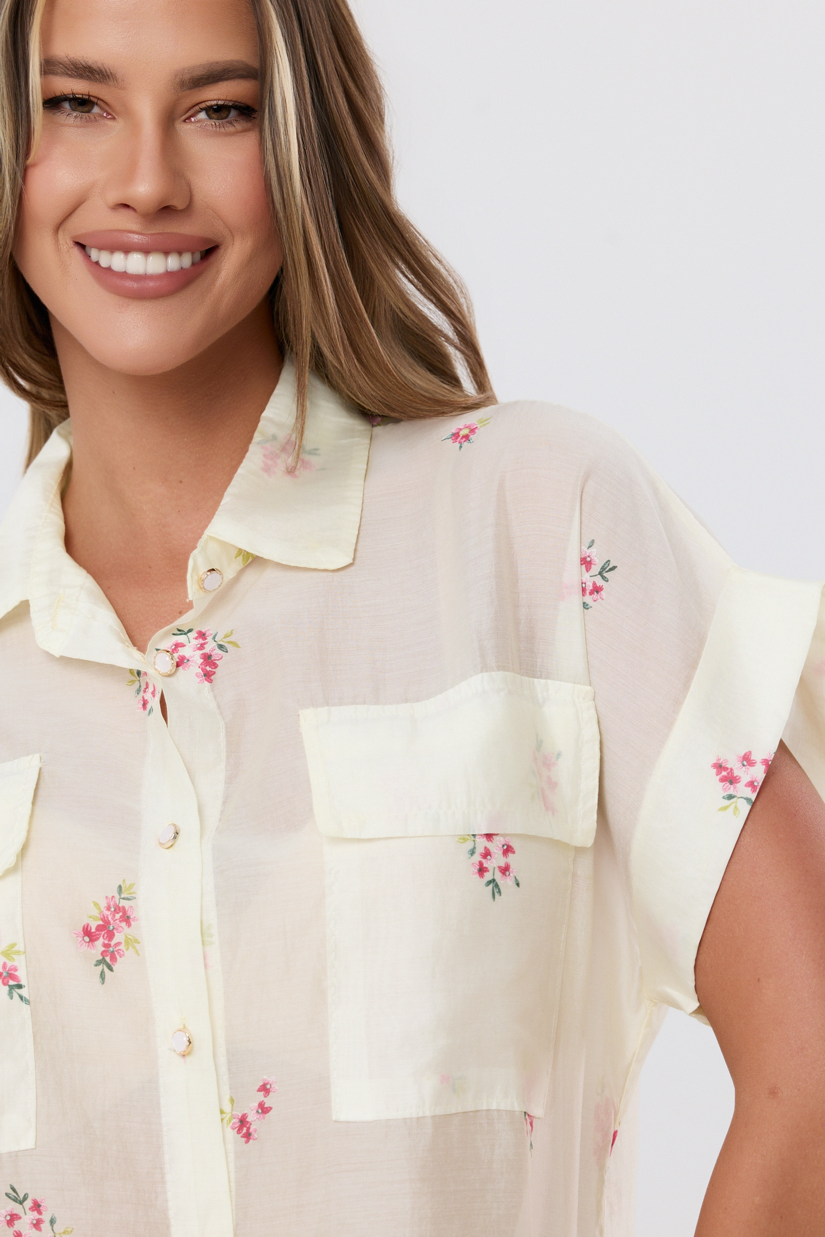 Koszulowa bluzka w drobne kwiaty