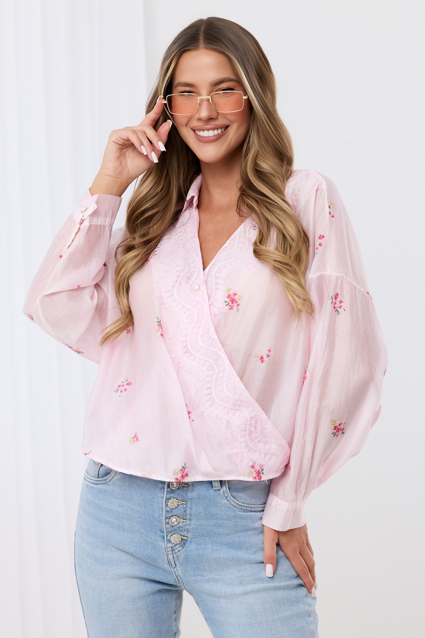 Bluzka kopertowa z motywem kwiatowym i koronkowym wykończeniem