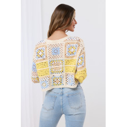 Szydełkowa bluzka typu crop top w stylu boho