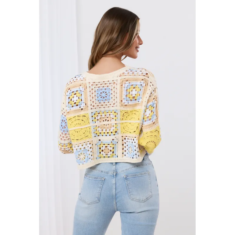 Szydełkowa bluzka typu crop top w stylu boho